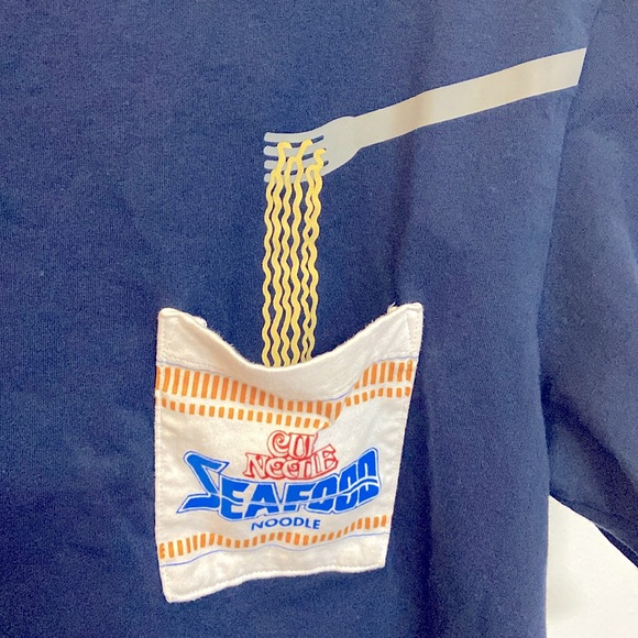 NWOT Uniqlo Cup Noodles T-shirt Men’s Medium Seafood CupNoodles - Picture 2 of 4